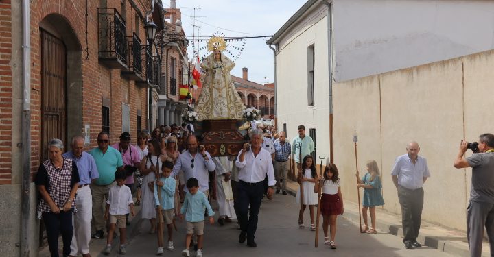 La Virgen de la Encina recibe la devoción de los macoteranos en su día grande con la misa y la procesión hasta su ermita