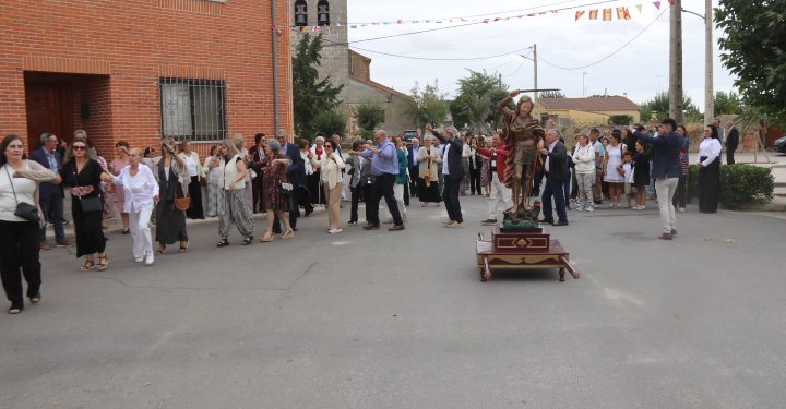 Nava de Sotrobal vive su última jornada festiva con bailes y vivas a San Miguel Arcángel en una procesión al son de la dulzaina