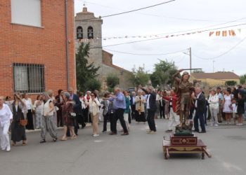 Nava de Sotrobal vive su última jornada festiva con bailes y vivas a San Miguel Arcángel en una procesión al son de la dulzaina