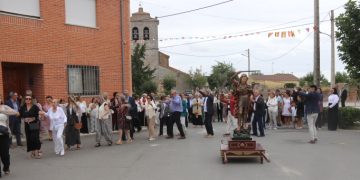 Nava de Sotrobal vive su última jornada festiva con bailes y vivas a San Miguel Arcángel en una procesión al son de la dulzaina