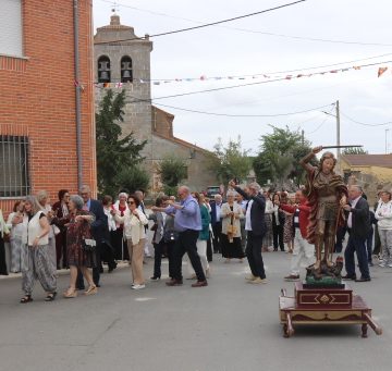 Nava de Sotrobal vive su última jornada festiva con bailes y vivas a San Miguel Arcángel en una procesión al son de la dulzaina