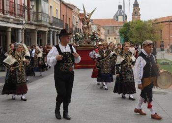 Peñaranda cierra sus fiestas con el día dedicado a su patrón, San Miguel, y una procesión con bailes charros y las cortes de honor