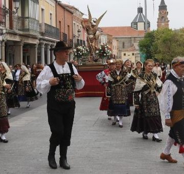 Peñaranda cierra sus fiestas con el día dedicado a su patrón, San Miguel, y una procesión con bailes charros y las cortes de honor