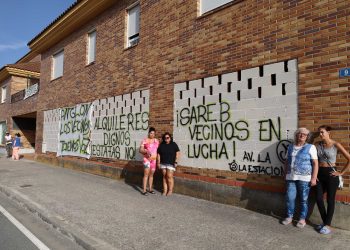 «Queremos soluciones, queremos diálogo y queremos negociar»: la lucha de 23 familias de Babilafuente por mantener sus casas