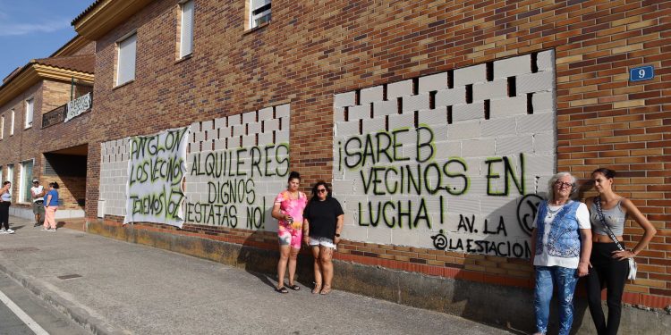 «Queremos soluciones, queremos diálogo y queremos negociar»: la lucha de 23 familias de Babilafuente por mantener sus casas