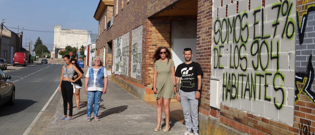 "Queremos soluciones, queremos diálogo y queremos negociar": la lucha de 23 familias de Babilafuente por mantener sus casas
