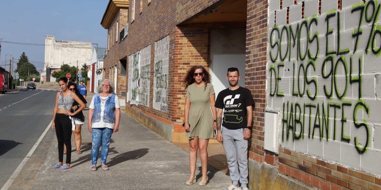 «Queremos soluciones, queremos diálogo y queremos negociar»: la lucha de 23 familias de Babilafuente por mantener sus casas