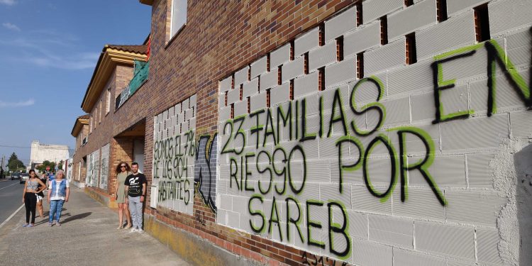 «Queremos soluciones, queremos diálogo y queremos negociar»: la lucha de 23 familias de Babilafuente por mantener sus casas