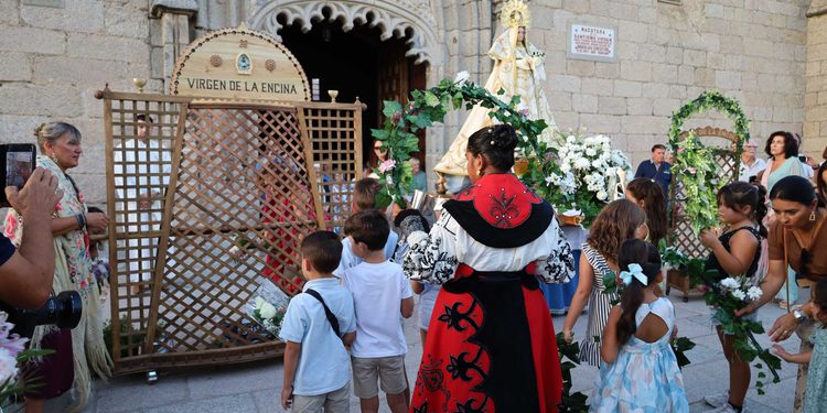 Macotera vive hoy la fiesta grande en honor de la Virgen de la Encina tras la concurrida ofrenda floral de ayer en la plaza