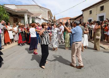 Bailes y vivas a la Virgen de la Vega en Villoria en una procesión con acento charro y cientos de vecinos acompañando a la patrona