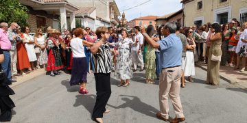 Bailes y vivas a la Virgen de la Vega en Villoria en una procesión con acento charro y cientos de vecinos acompañando a la patrona