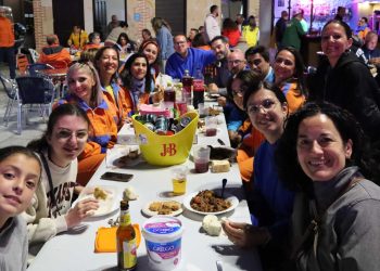 Multitudinaria merienda en la plaza de Villoria en la última jornada de las celebraciones de la Vega a la espera de la «Nochevieja»