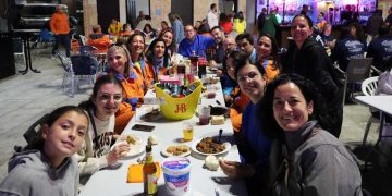 Multitudinaria merienda en la plaza de Villoria en la última jornada de las celebraciones de la Vega a la espera de la «Nochevieja»