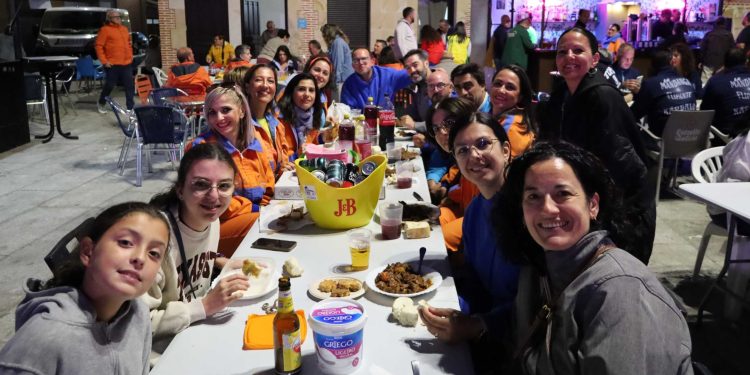 Multitudinaria merienda en la plaza de Villoria en la última jornada de las celebraciones de la Vega a la espera de la «Nochevieja»