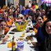 Multitudinaria merienda en la plaza de Villoria en la última jornada de las celebraciones de la Vega a la espera de la «Nochevieja»