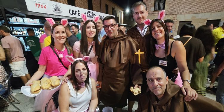 Algarabía festiva en Villoria con tardeo y recorrido de peñas antes de la degustación de chichas con huevos «regada» con cerveza