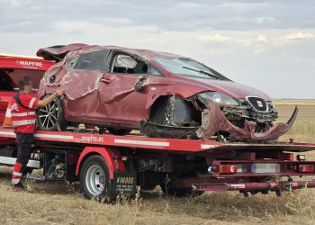 Aparatosa salida de vía en El Campo de Peñaranda: una mujer de 35 años y un menor de 10 han sido trasladados en ambulancia