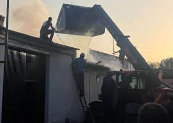 Un incendio en una casa de Alaraz despierta a los vecinos que ayudan a sofocarlo junto a bomberos voluntarios de Peñaranda