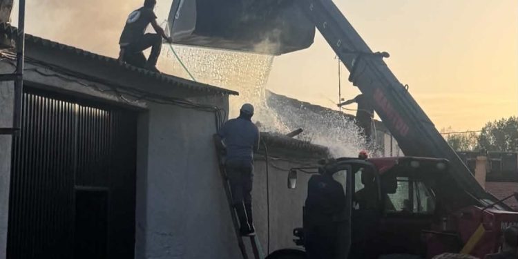 Un incendio en una casa de Alaraz despierta a los vecinos que ayudan a sofocarlo junto a bomberos voluntarios de Peñaranda