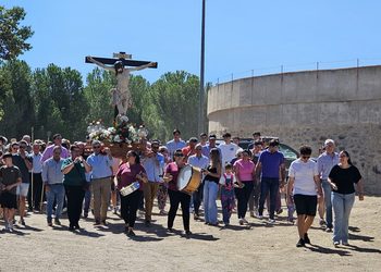 Alaraz muestra su devoción al Santo Cristo del Monte en la fiesta de la Exaltación de la Cruz con misa y procesión en su ermita