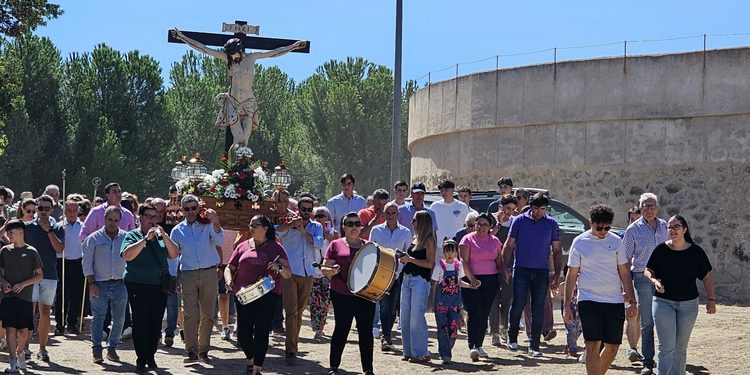 Alaraz muestra su devoción al Santo Cristo del Monte en la fiesta de la Exaltación de la Cruz con misa y procesión en su ermita