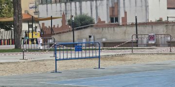 Vallado el arenero del parque La Huerta en Peñaranda tras las quejas por la presencia de cristales y otros restos tras las fiestas