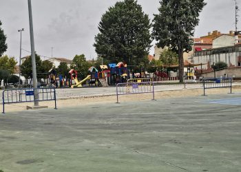 Vallado el arenero del parque La Huerta en Peñaranda tras las quejas por la presencia de cristales y otros restos tras las fiestas