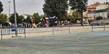 Vallado el arenero del parque La Huerta en Peñaranda tras las quejas por la presencia de cristales y otros restos tras las fiestas