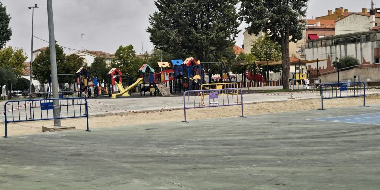 Vallado el arenero del parque La Huerta en Peñaranda tras las quejas por la presencia de cristales y otros restos tras las fiestas