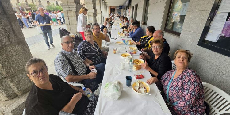 600 personas comparten en Peñaranda un arroz «del señorito», este año a beneficio de la Fundación Española del Corazón