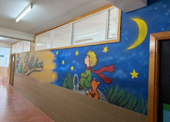 El artista Kikeartmd crea nuevos murales en el colegio Filiberto Villalobos de Babilafuente que reciben ya a escolares y profesores