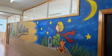 El artista Kikeartmd crea nuevos murales en el colegio Filiberto Villalobos de Babilafuente que reciben ya a escolares y profesores