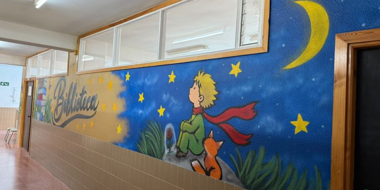 El artista Kikeartmd crea nuevos murales en el colegio Filiberto Villalobos de Babilafuente que reciben ya a escolares y profesores