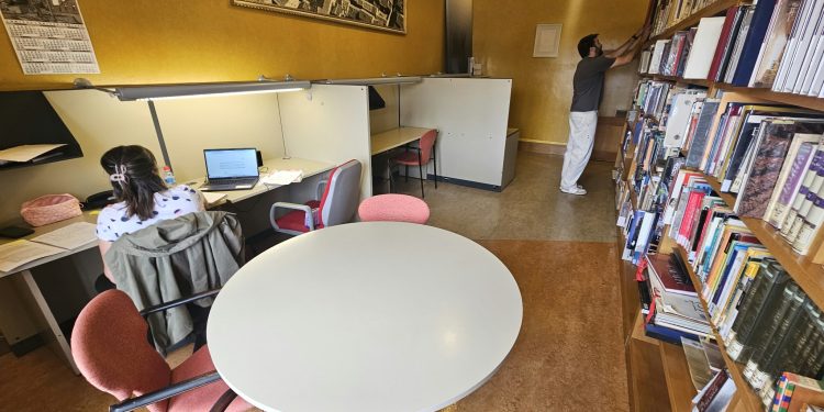 La Biblioteca Municipal de Peñaranda estrena un espacio para la colección local y que cuenta con ocho puestos de estudio