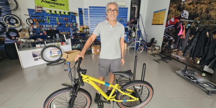 Juan Clavo: «lo más gratificante ha sido el contacto con la gente, la ilusión de vender la bici a un niño y también cuando venían los chavales con la bici rota y salía nueva y lista para seguir rodando»