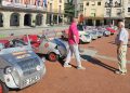 Los biscúter «toman» la plaza en Peñaranda con una parada en la ruta por Castilla y León y despiertan la curiosidad del público
