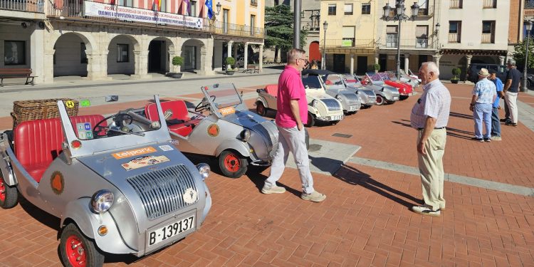 Los biscúter «toman» la plaza en Peñaranda con una parada en la ruta por Castilla y León y despiertan la curiosidad del público