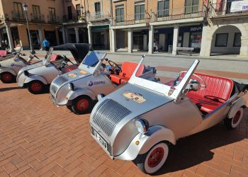 Los biscúter «toman» la plaza en Peñaranda con una parada en la ruta por Castilla y León y despiertan la curiosidad del público
