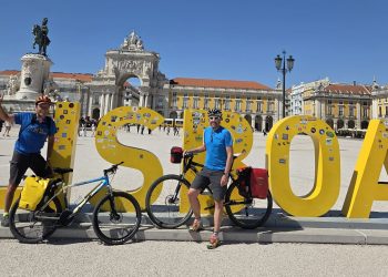 Dos alaraceños «enganchados» al Camino de Santiago: Curro Rossi y Álvaro Martín viven una nueva peregrinación desde Lisboa