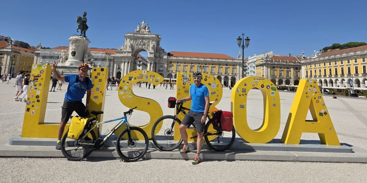 Dos alaraceños «enganchados» al Camino de Santiago: Curro Rossi y Álvaro Martín viven una nueva peregrinación desde Lisboa