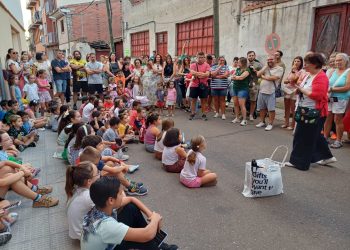 El público familiar disfruta en Peñaranda de un animado recorrido por las cuatro casitas de cuento creadas por Blas Madrid