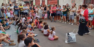 El público familiar disfruta en Peñaranda de un animado recorrido por las cuatro casitas de cuento creadas por Blas Madrid