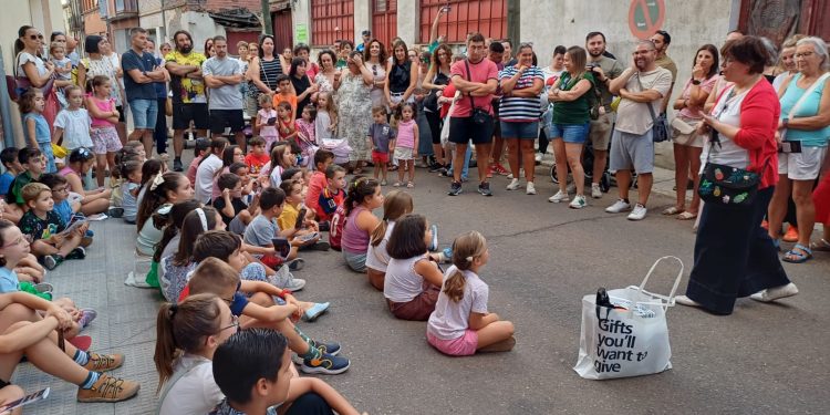 El público familiar disfruta en Peñaranda de un animado recorrido por las cuatro casitas de cuento creadas por Blas Madrid