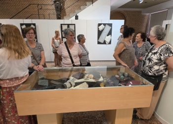 Las Encajeras Peñarandinas exponen sus trabajos en el CDS como antesala al XVIII Encuentro de este sábado en la plaza Nueva