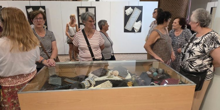 Las Encajeras Peñarandinas exponen sus trabajos en el CDS como antesala al XVIII Encuentro de este sábado en la plaza Nueva