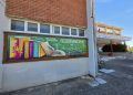 El artista Rober Bece crea dos murales que dan la bienvenida a los edificios del instituto Germán Sánchez Ruipérez en Peñaranda