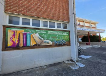 El artista Rober Bece crea dos murales que dan la bienvenida a los edificios del instituto Germán Sánchez Ruipérez en Peñaranda