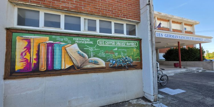 El artista Rober Bece crea dos murales que dan la bienvenida a los edificios del instituto Germán Sánchez Ruipérez en Peñaranda