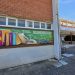 El artista Rober Bece crea dos murales que dan la bienvenida a los edificios del instituto Germán Sánchez Ruipérez en Peñaranda