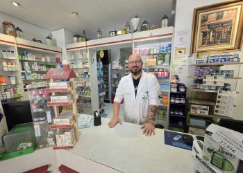 Iván Ramos, farmacéutico en Peñaranda: «Aquella capacidad de descifrar letras imposibles en una receta manuscrita tenía su mérito…era casi un superpoder farmacéutico. Con la receta electrónica hemos dejado atrás buena parte de ese problema»